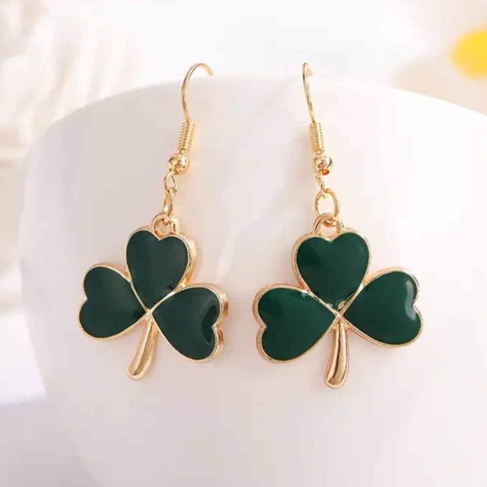 St Patrick’s Day Green Enamel Shamrock Three Leaf Clover Gold Toned Earrings - Picture 1 of 1